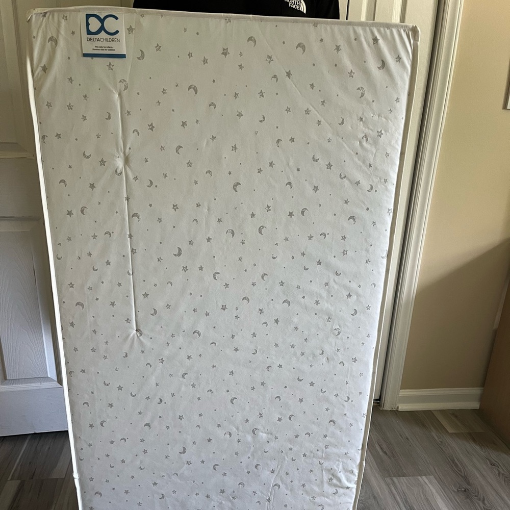 Selling a NEW delta children Sweet beginnings with mattress cover